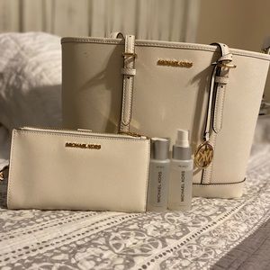 Brans new Micheal Kors Purse.